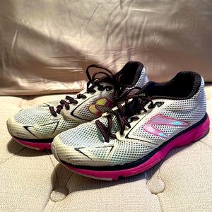 Newton Sneaker white and hot pink